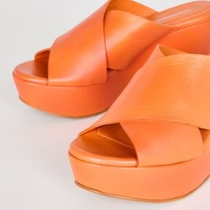Intentionally Blank Dame Platforms orange size 9